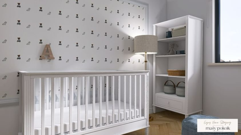 Bílá dětská knihovna Bianka s dekoracemi v neutrálních tónech, umístěná vedle postele s polštáři. Elegantní design ideální pro organizaci dětského pokoje.